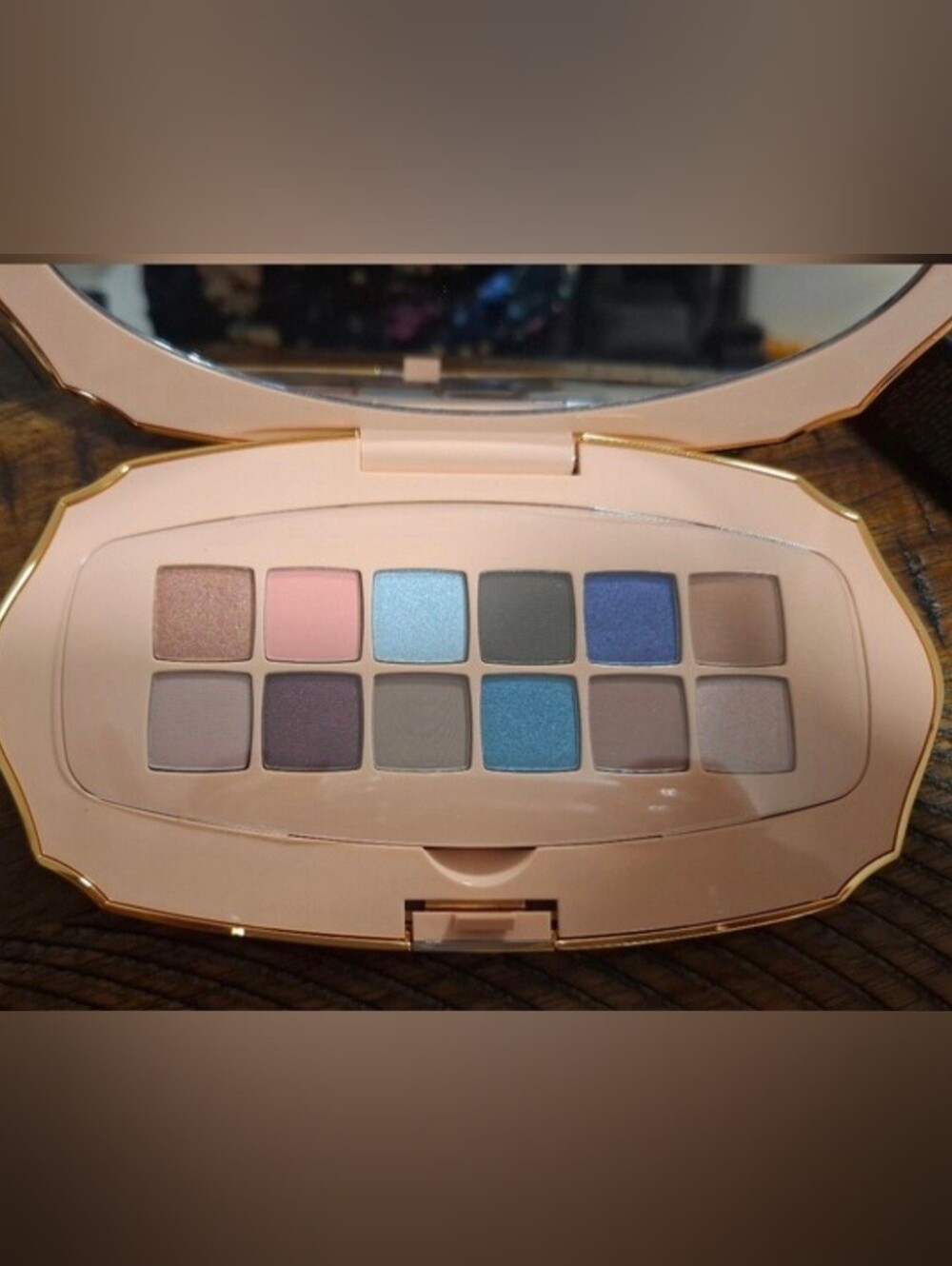Gucci Eyeshadow Palette with Pink, Blue, Taupe and Silver Shades - Picture 2 of 7